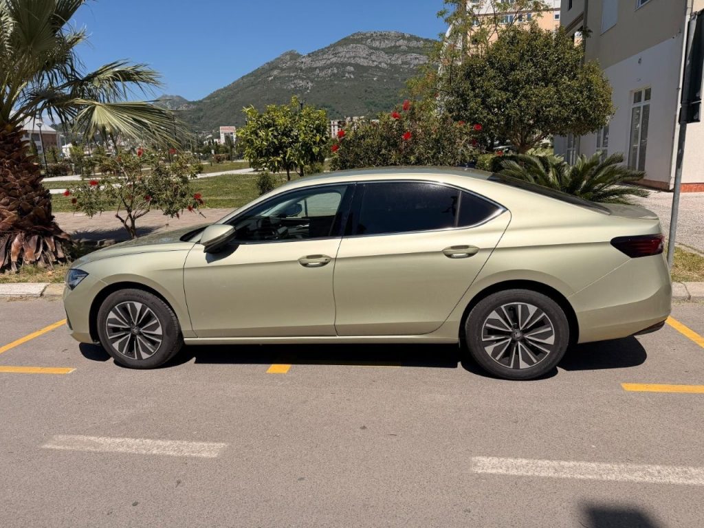 Škoda Superb - Private Transfers Montenegro